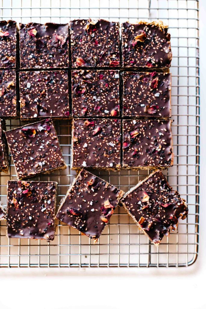 NOBAKE CHOCOLATE TAHINI OAT BARS + GIRL MEETS FARM! Kale & Caramel